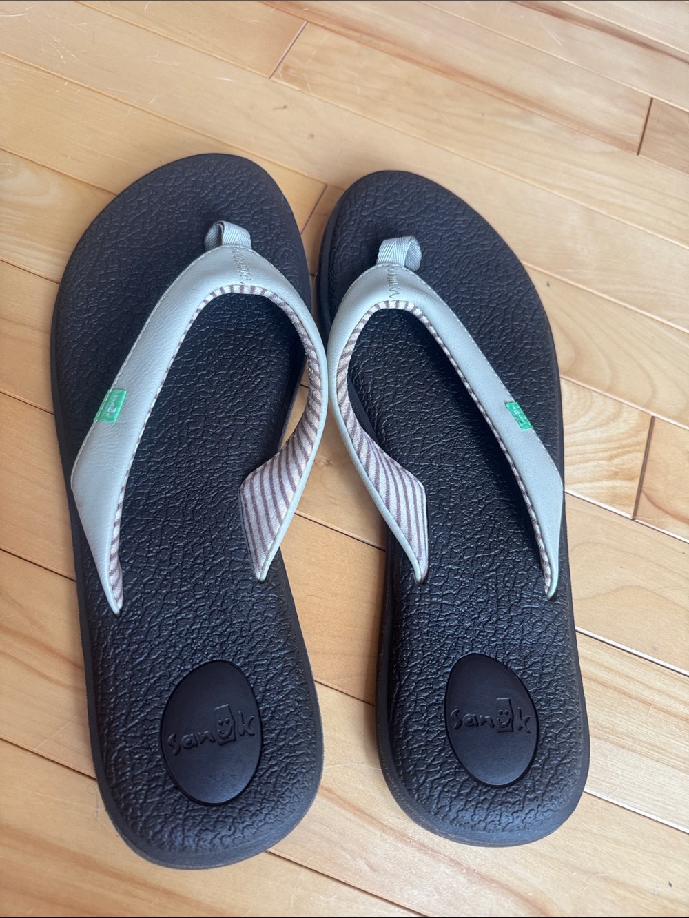 Sanuk Women's Black and Light Gray Flip Flop Sandals